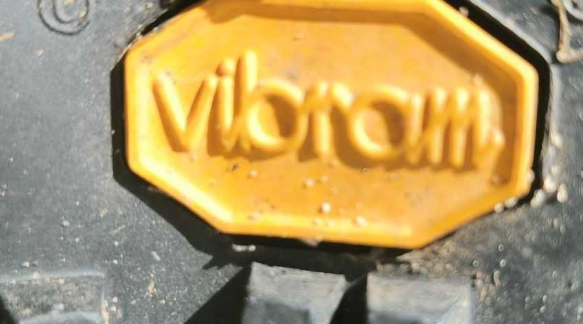 Botas em Pele nº 40 , forradas no interior, Gore Tex e sola Vibran.