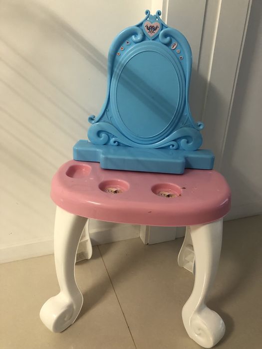 Children's dressing table in good condition.
