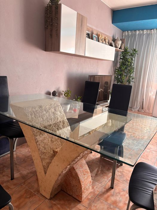 Mesa de jantar com base em mármore