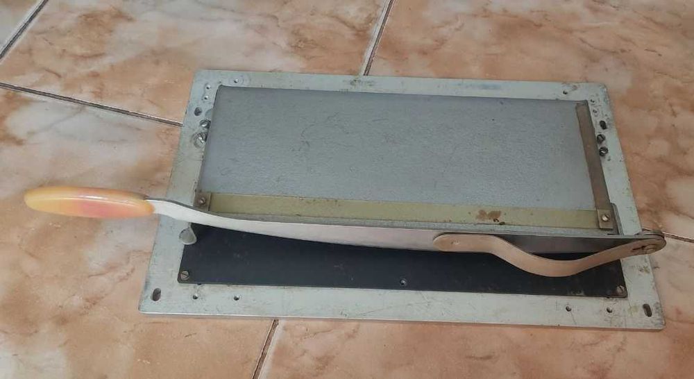 Різак шабельний для фотобумаги