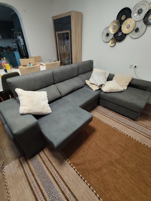 Sofá  3 lugares com Chaise Longue Cinzento – Assentos Deslizantes + Arrumação + 4 Puffs