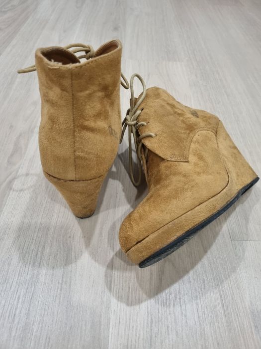 Botim camel com salto