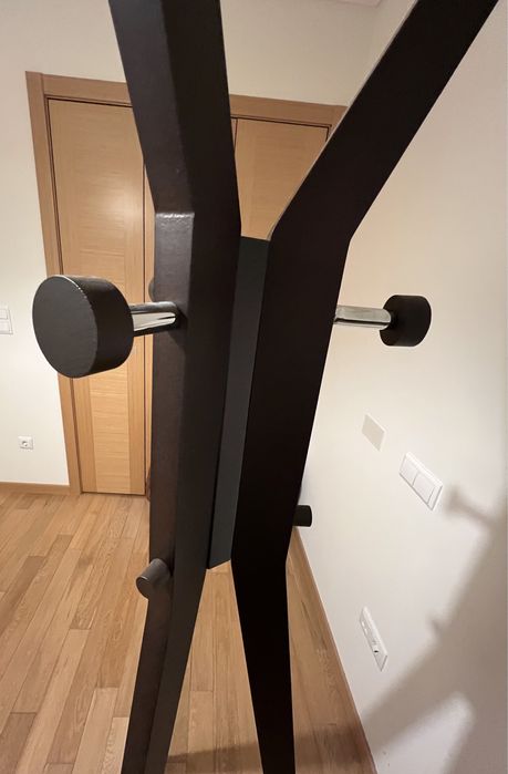 Cabide de chão em madeira castanha, loja do gato preto