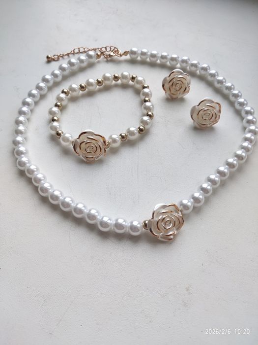 Коралі з перлинок в комплекті з бласлетом і сережками.