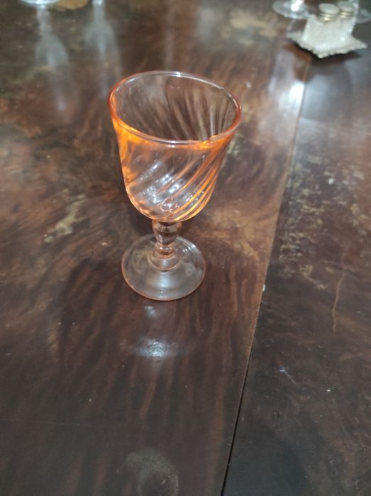 Vendo dois Copos grandes e altos e Copos pequenos de licor