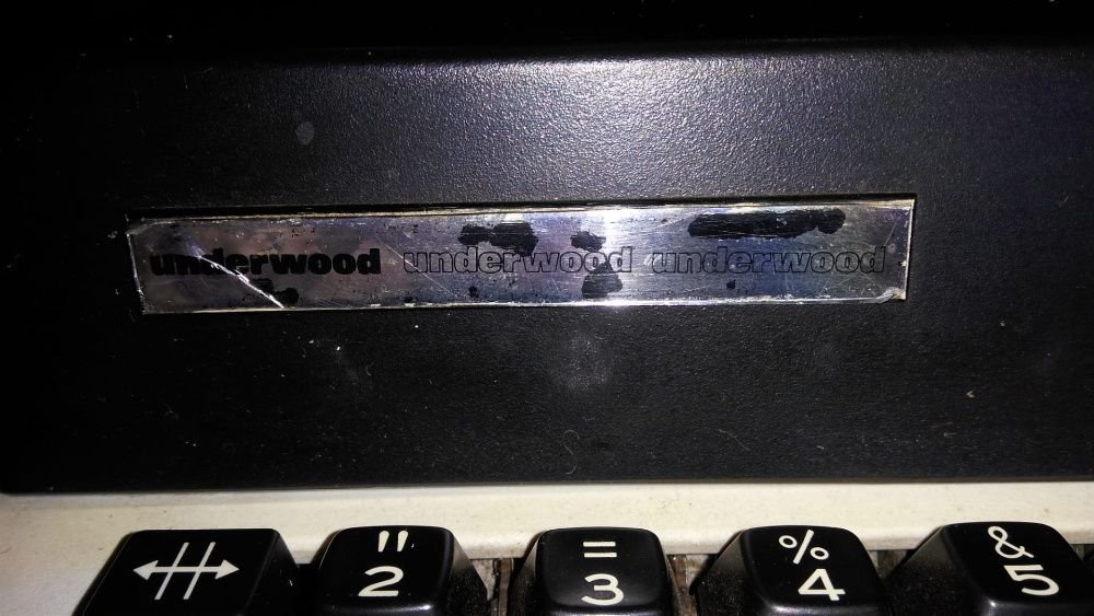 Máquina de Escrever Eléctrica (Typewriter) UNDERWOOD