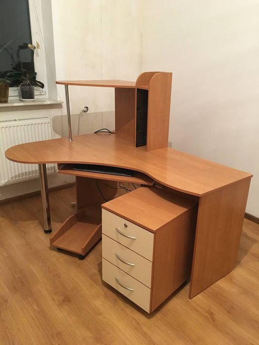 Стіл комп'ютерний