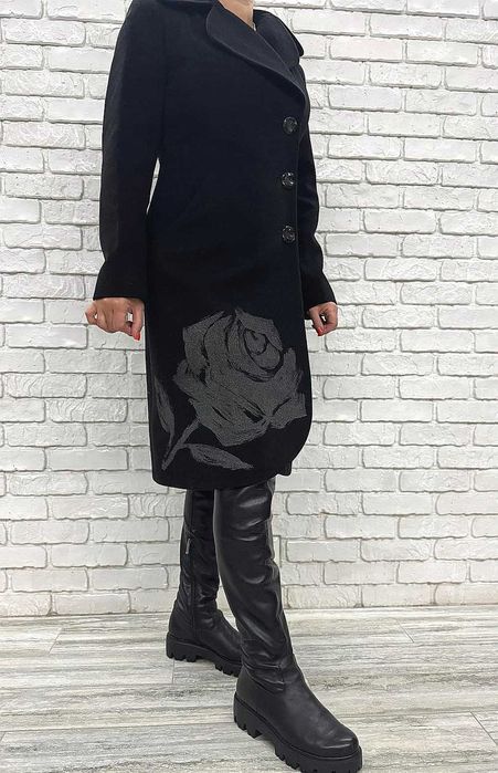 Приталене пальто з натуральною вовною.