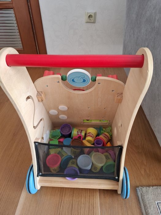 Дитячі дерев'яні ходунки-бізіборд