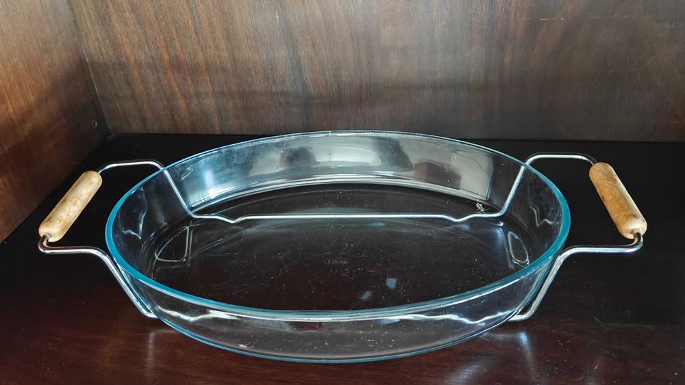 Travessa vintage em vidro com suporte metálico e pegas em madeira