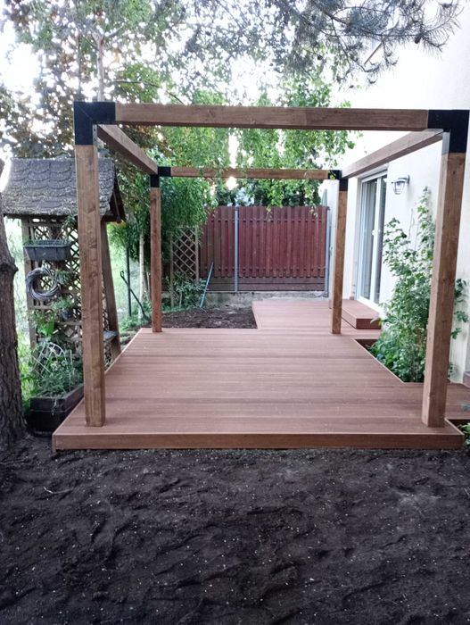 Ogrodnik sprzątanie posesji jesienne porządki czyszczenie liści ogrody