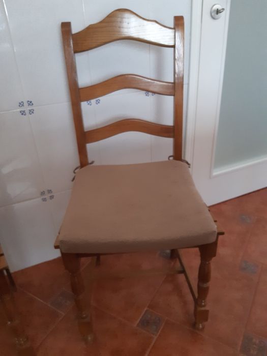 Mesa de pedra com 6 cadeiras.