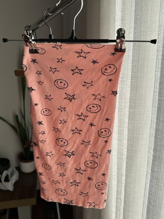 Gola menina rosa com smiles e estrelas