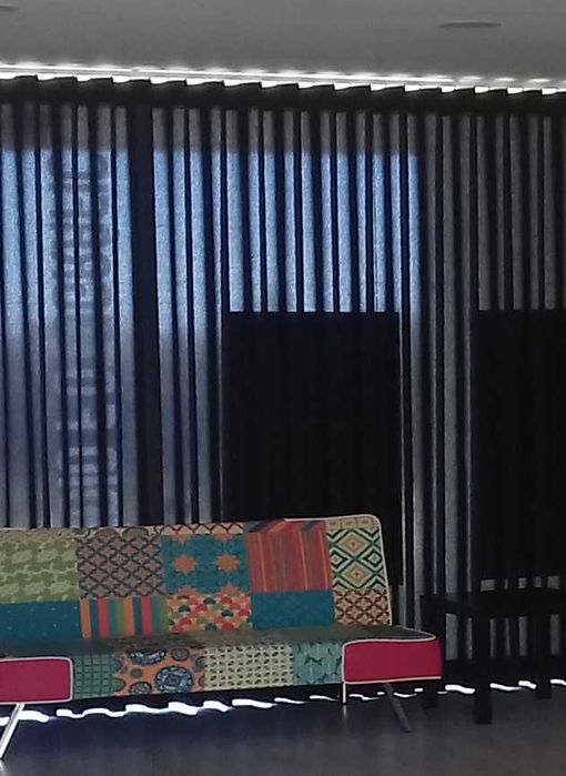 Cortina estore em tecido preto com calha incluída