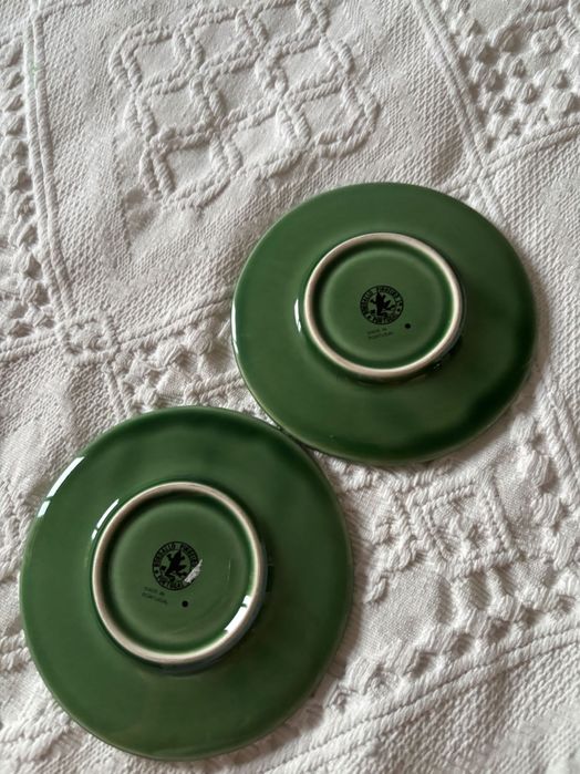 pratos pequenos/ pires bordallo pinheiro, verde com relevo de cenouras