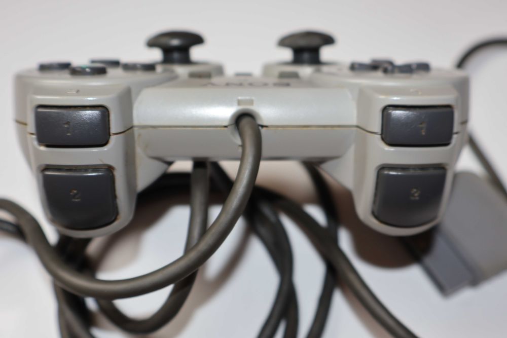 Konsola Sony PlayStation 1 PSX/PS1 model SCPH-7502 wersja PAL Pad DualShock model SCPH-1200 typ "M" Karta Pamięci Gra Komplet Kabli Stan Dobry