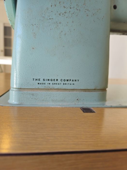 Máquina de cultura Singer com mesa