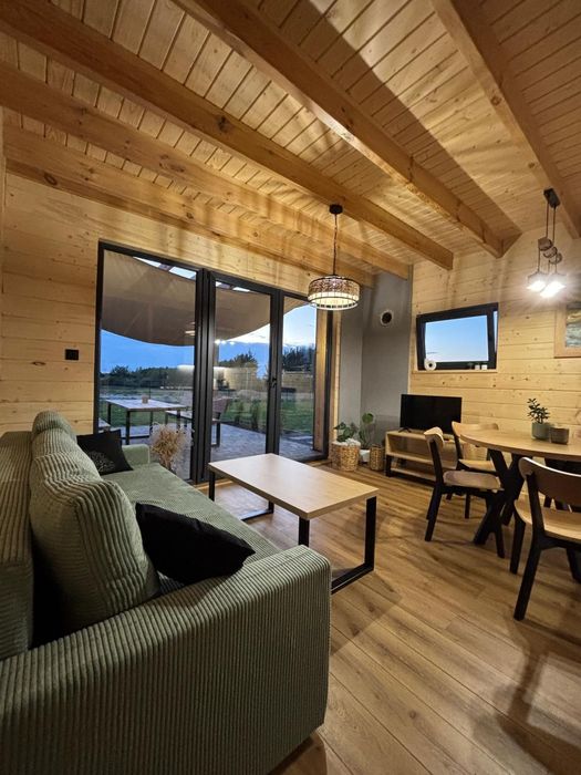 Domek między łąkami