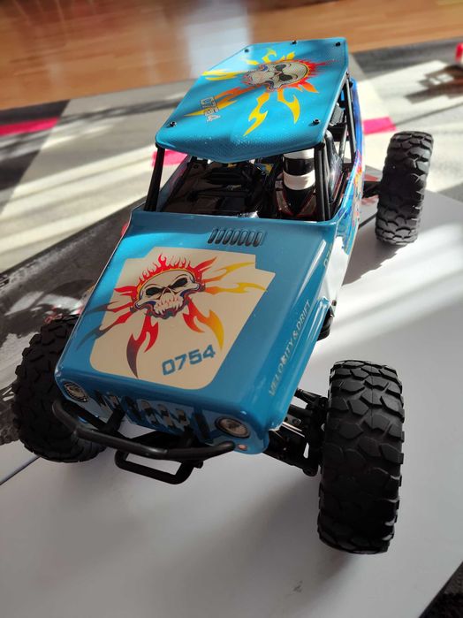 Model rc Wltoys 10428 rock crawler.