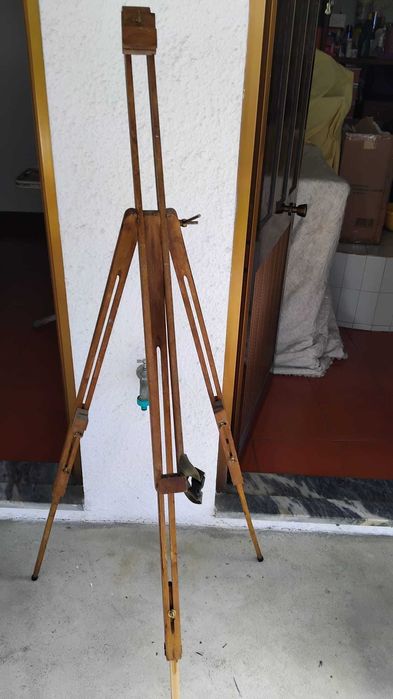 Um cavaleta para pintura de arte