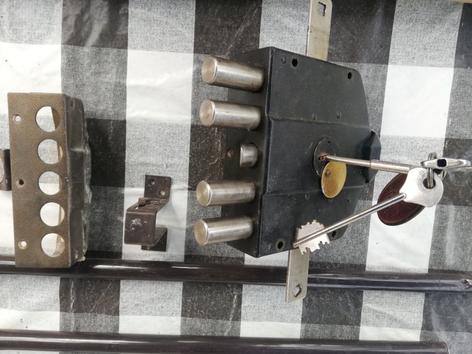 Fechadura de segurança com 4 trancas marca Elsset