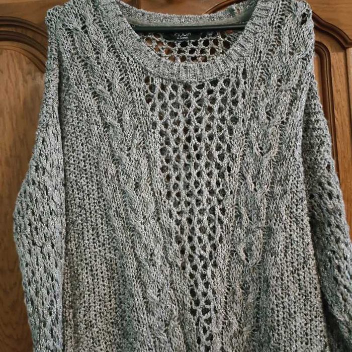 Szary ażurowy sweter