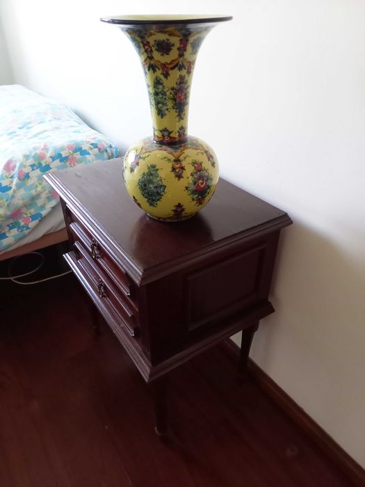 Mesa de cabeceira / cómoda antiga em madeira maciça