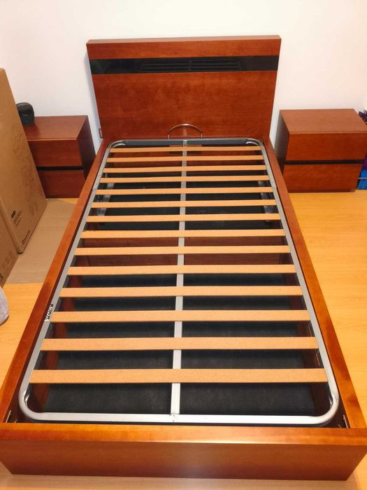 Cama individual elevatória, com arrumação, com colchão e mesa de cabeceira, em cerejeira