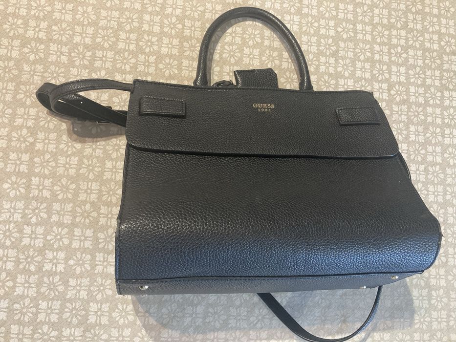 Vende se mala em pele Guess