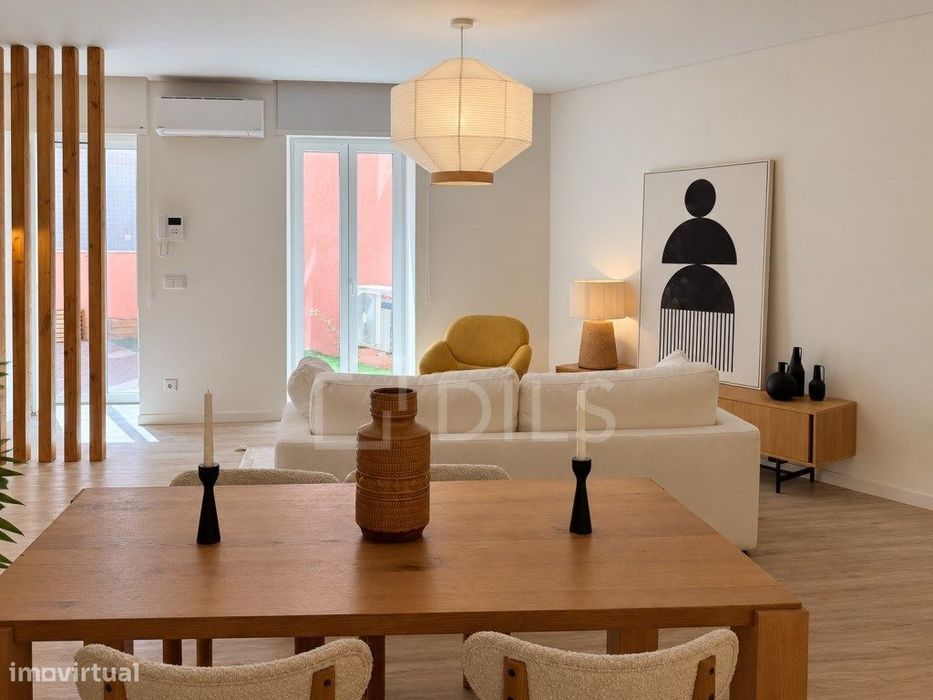 Apartamento T1, mobilado, com terraço e 1 lugar de estacionamento