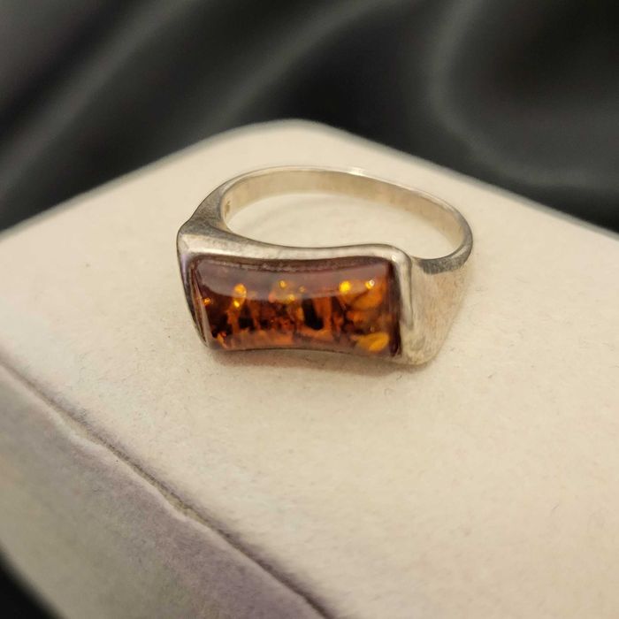 srebrny pierścionek z bursztynem próby 925