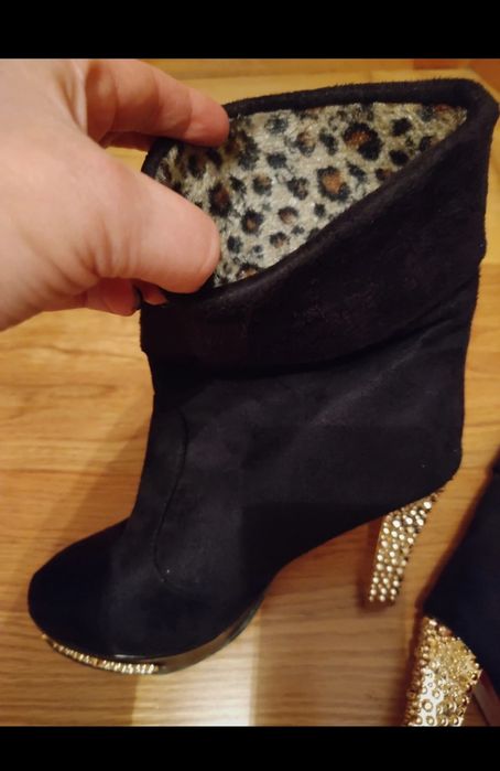 Botas preto e dourado (39)