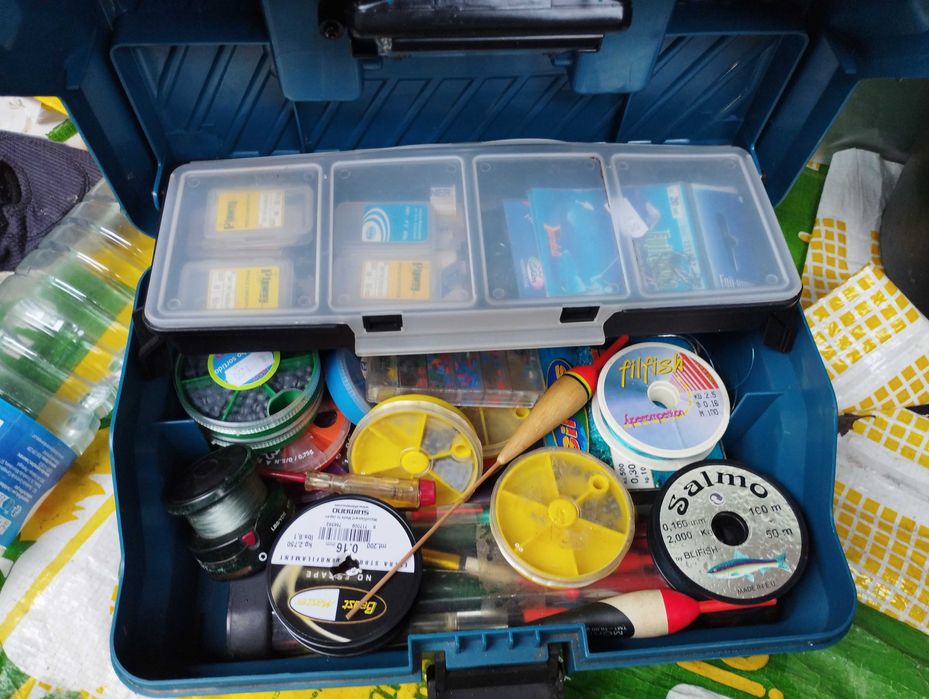 Mala com acessórios de pesca