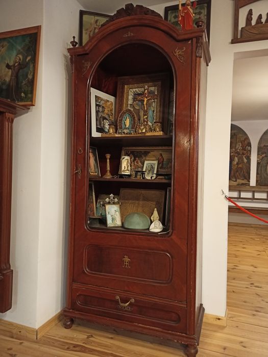 Zabytkowy kredens, biblioteka
