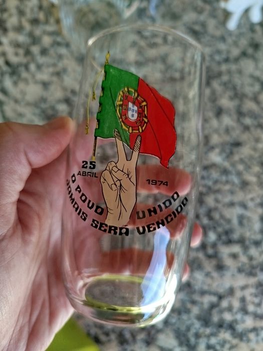 Vários copos e caneca447012994559528960