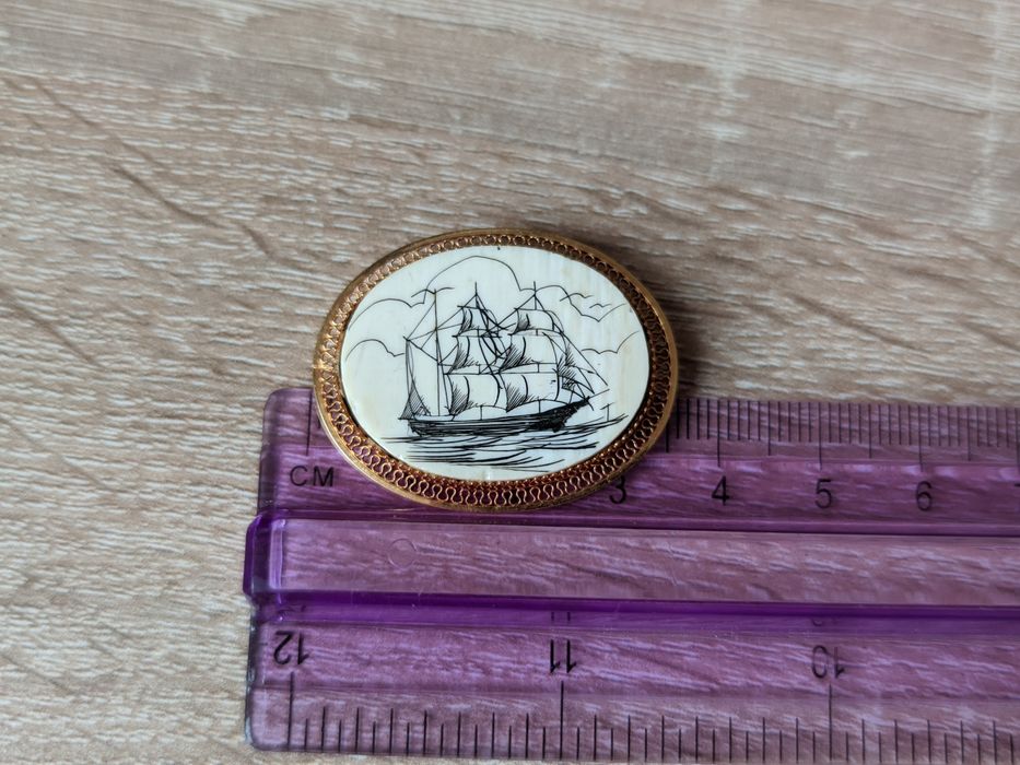 Антикварная коллекционная брошь Парусник позолота кость