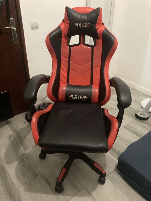Cadeira gamer preta com vermehlo