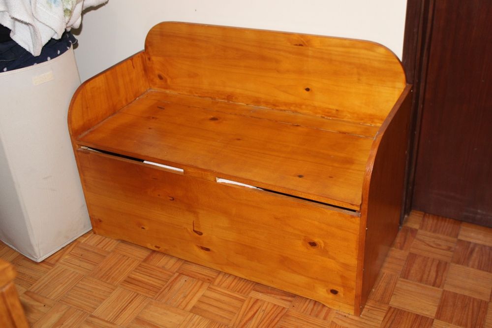 Bau / banco em madeira