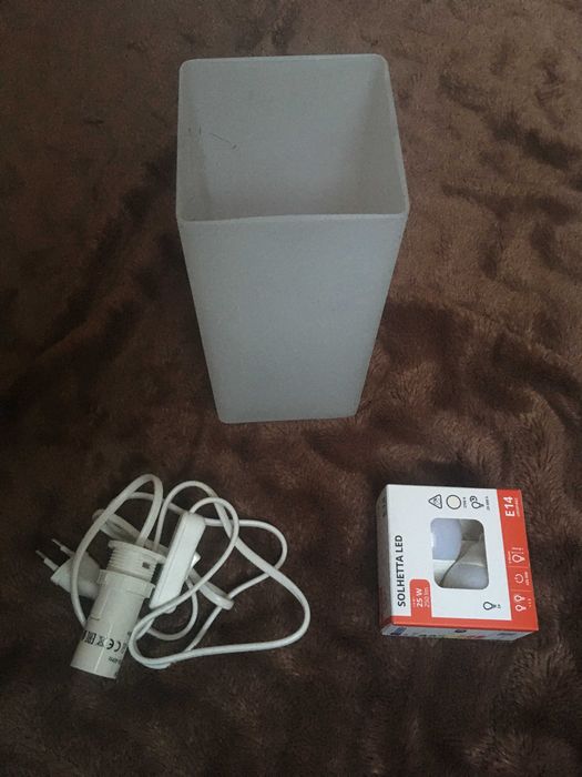 Lampa stołowa na stół, szafkę, regał itp.