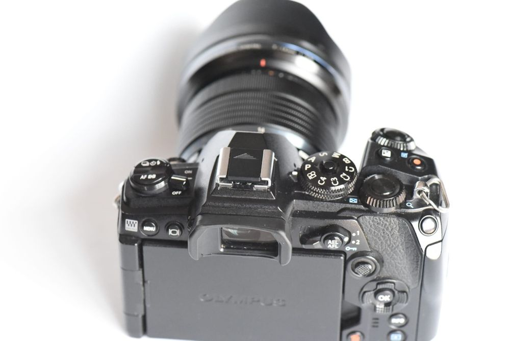 Olympus OM-D E-M1 Mark III com lente Olympus M.Zuiko Digital ED 7-14mm