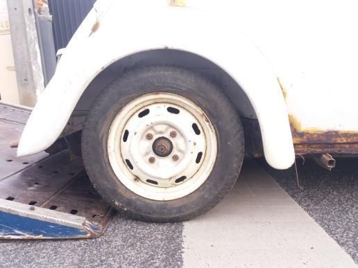 VOLKSWAGEN 1300L Carocha Branco com todas as peças dentro do carro (com teto de Abrir)