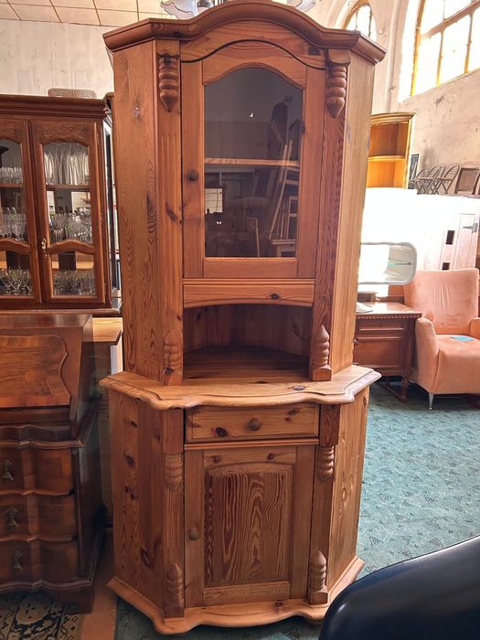 Drewniana narożna witryna