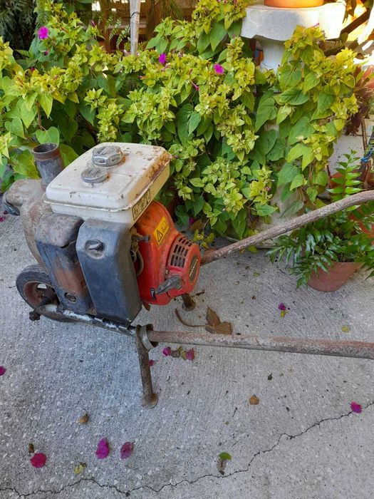 Conjunto de arados antigos e instrumentos agrícolas