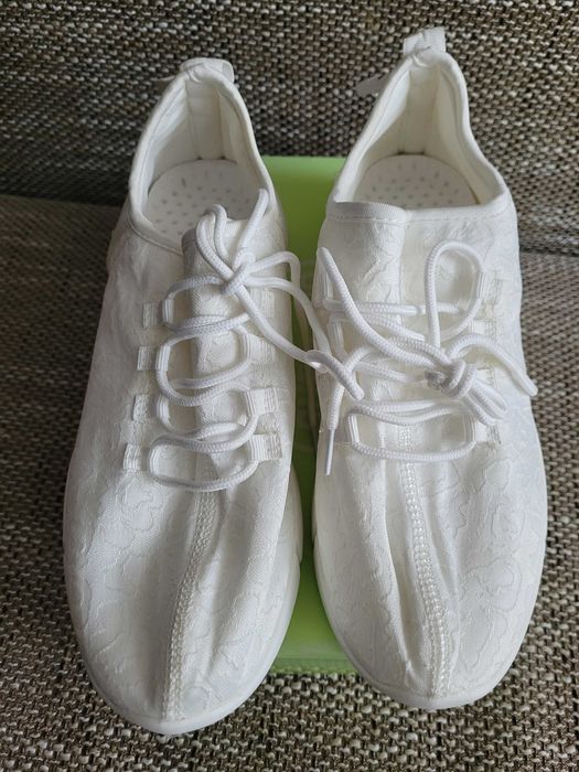 Buty typu sneakersy, damskie, białe w roz.42.
