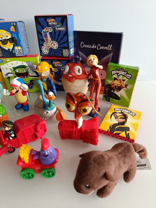 Vários bonecos figuras pvc Disney, bebés, mcdonalds, Minions, beanie