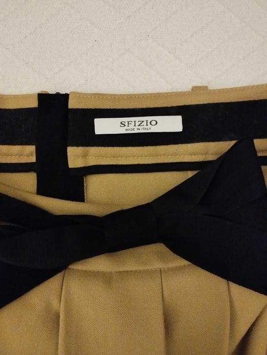 Saia de pregas curta amarela.