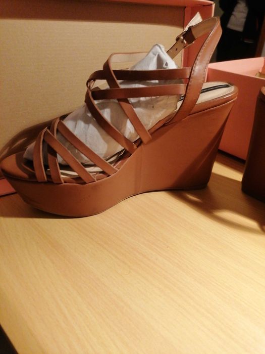 Sandálias camel tamanho 37