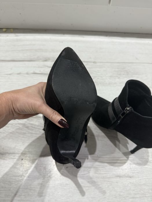 Czarne botki na obcasie klamry Vices 37