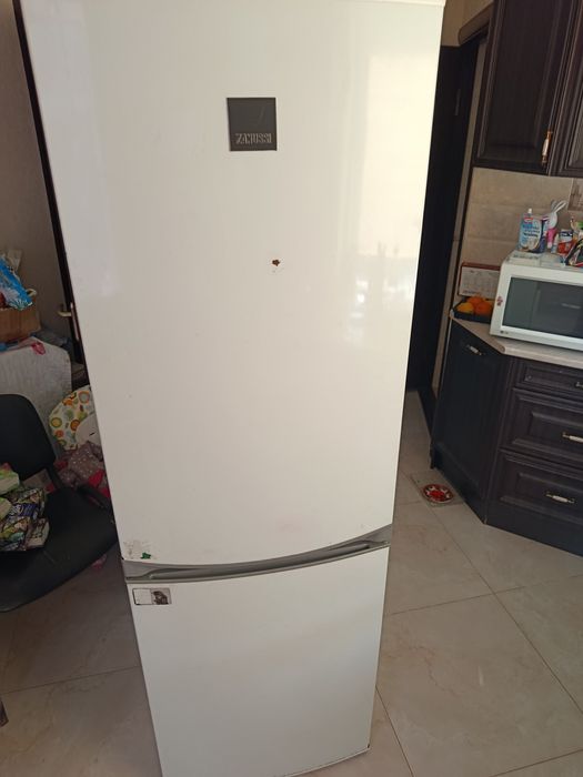Холодильник  zanussi