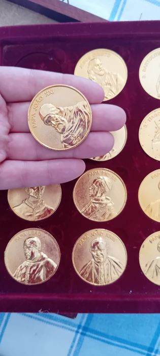 Moedas douradas com os papas e os seus apóstolos